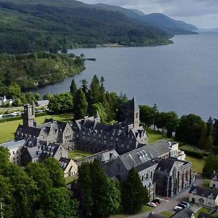 The Classrooms, Loch Ness Abbey - 142M2 Lifestyle & Heritage Apartment - Pool & Spa - The Highland Club - Resort On Lake Shores Fort Augustus Zewnętrze zdjęcie